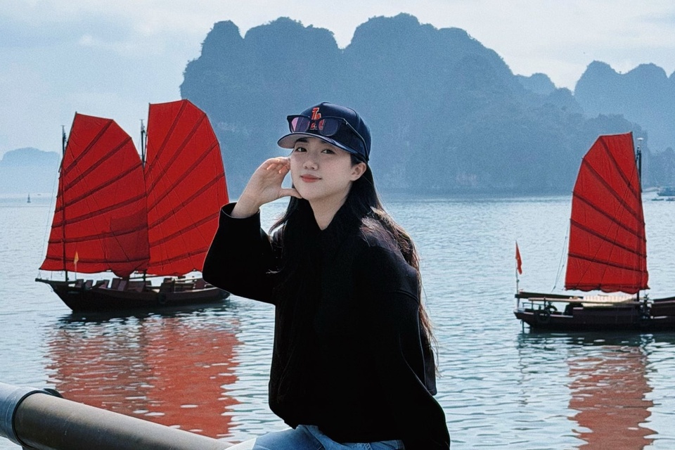 Check-in cánh buồm đỏ Hạ Long